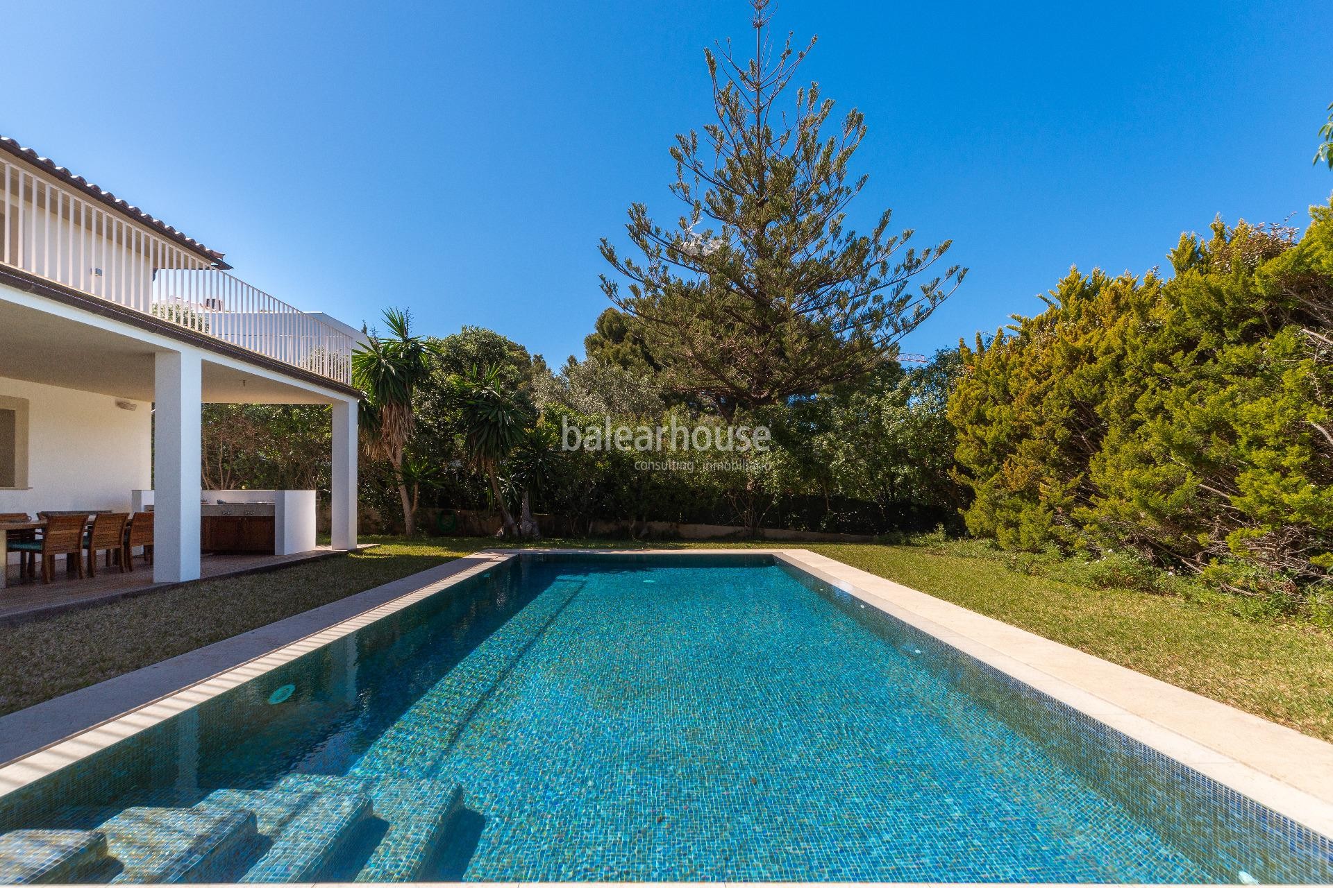 Villa de estilo mediterráneo con vistas al mar perfecta para familias en Costa den Blanes