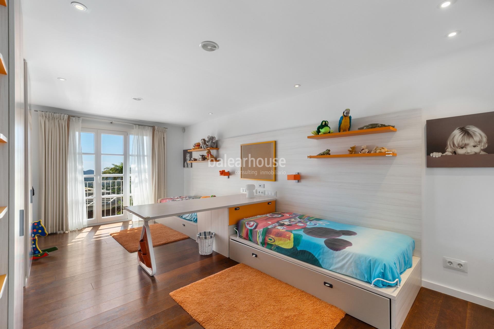 Villa de estilo mediterráneo con vistas al mar perfecta para familias en Costa den Blanes