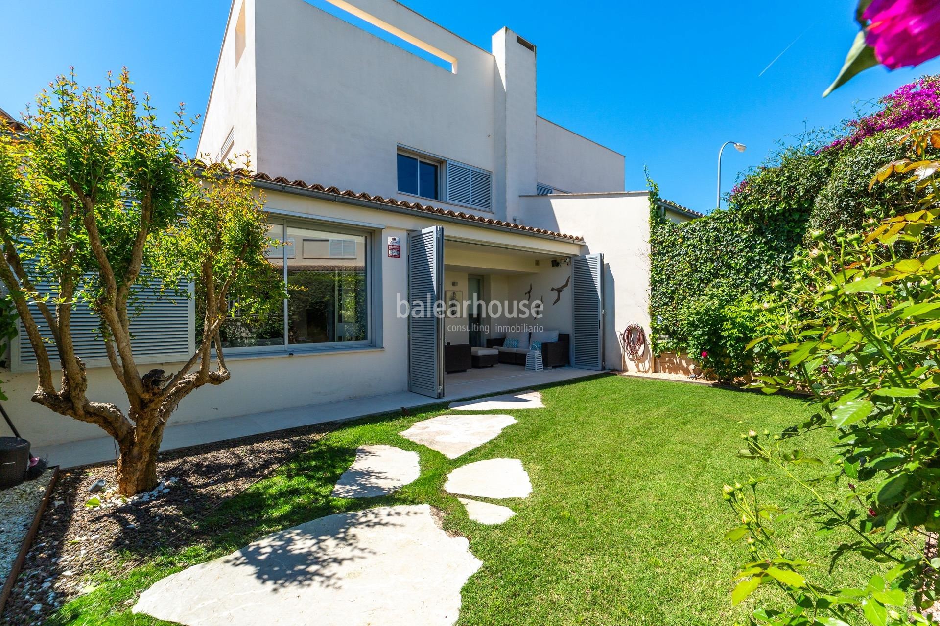 Modern and comfortable house in luxurious residential complex with community pool in Sa Teulera