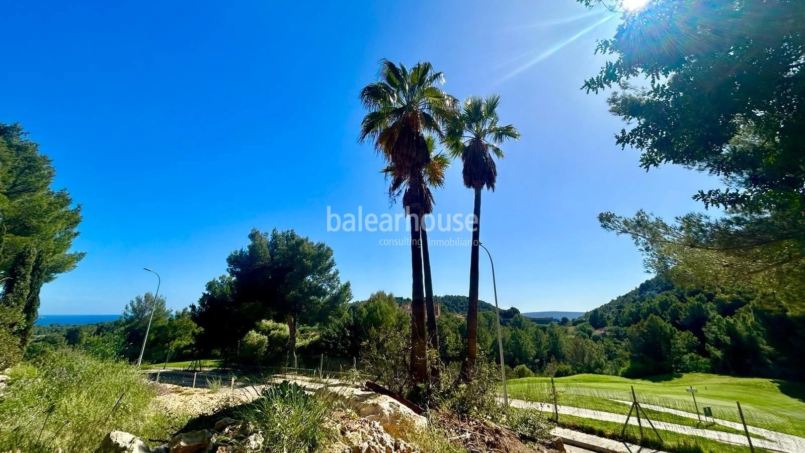 Estupendo solar en Bendinat con licencia, único por su excelente orientación sur y vistas al mar