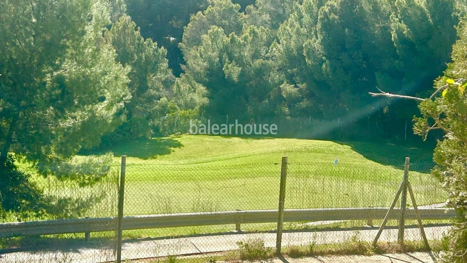 Estupendo solar en Bendinat con licencia, único por su excelente orientación sur y vistas al mar