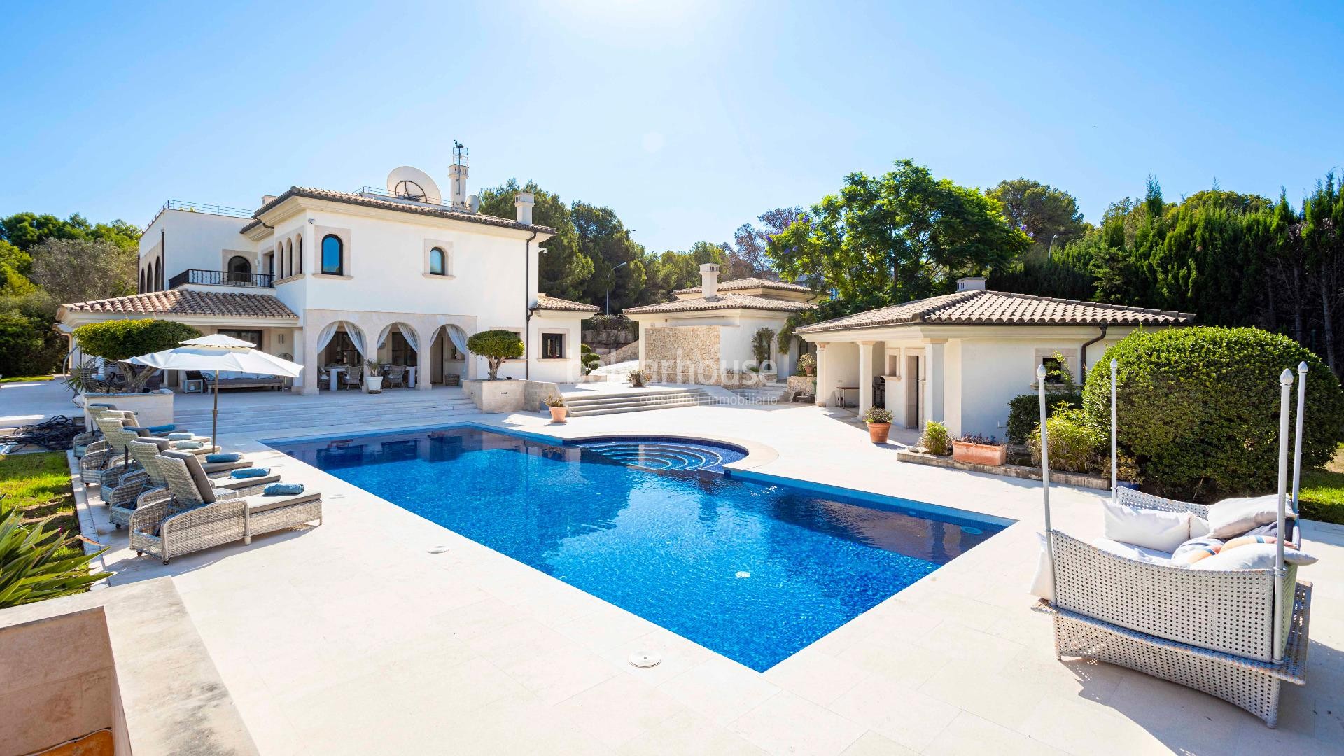 Villa con casa de invitados separada y campo de futbol en primera linea de golf en Nova Santa Ponsa