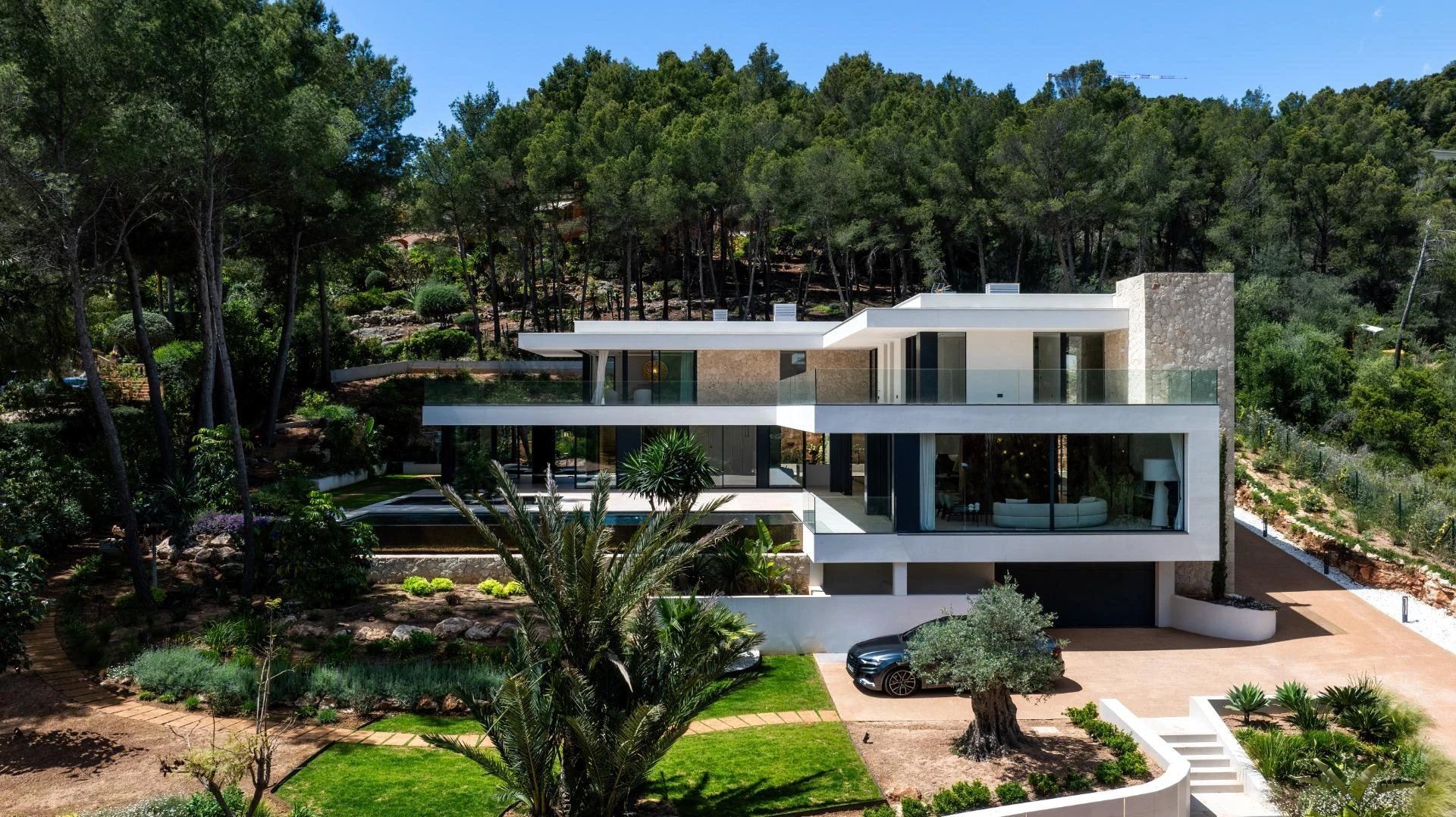 Espectacular villa de vanguardia con grandes espacios exteriores de jardín y terrazas en Son Vida
