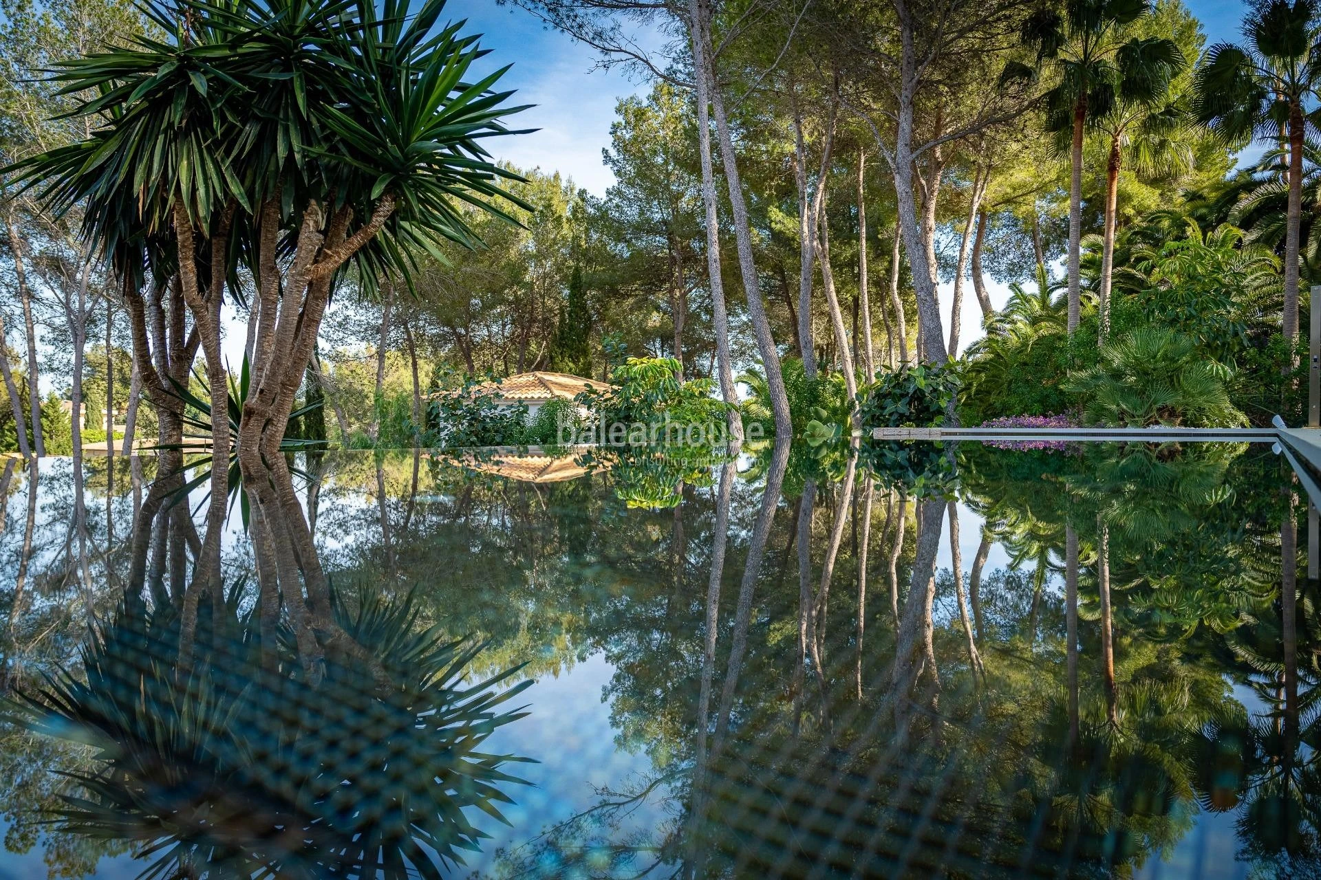 Spectacular avant-garde villa with large outdoor garden spaces and terraces in Son Vida