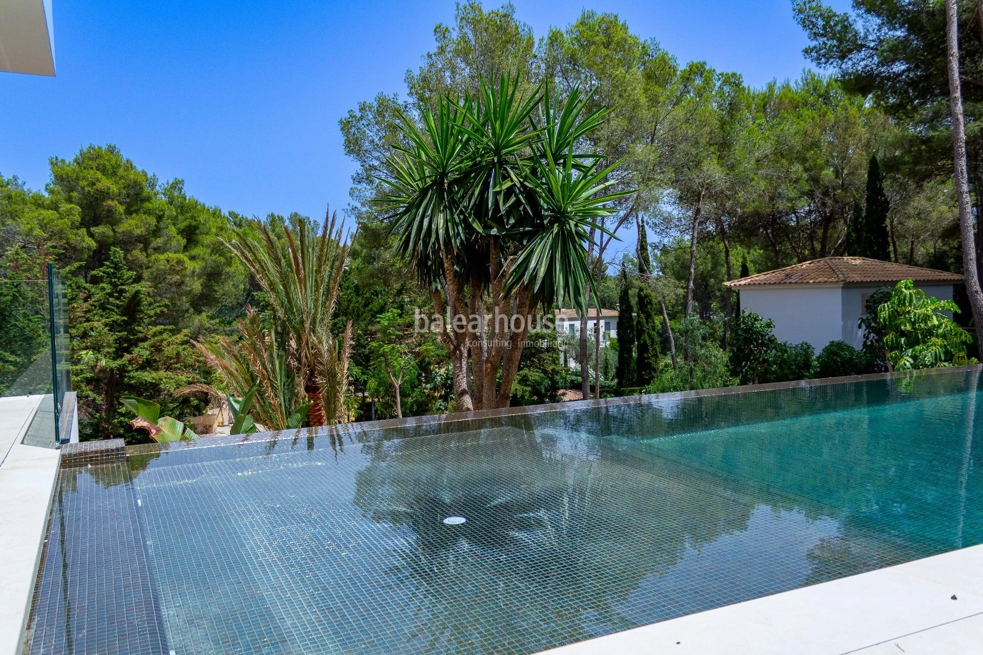 Spectacular avant-garde villa with large outdoor garden spaces and terraces in Son Vida