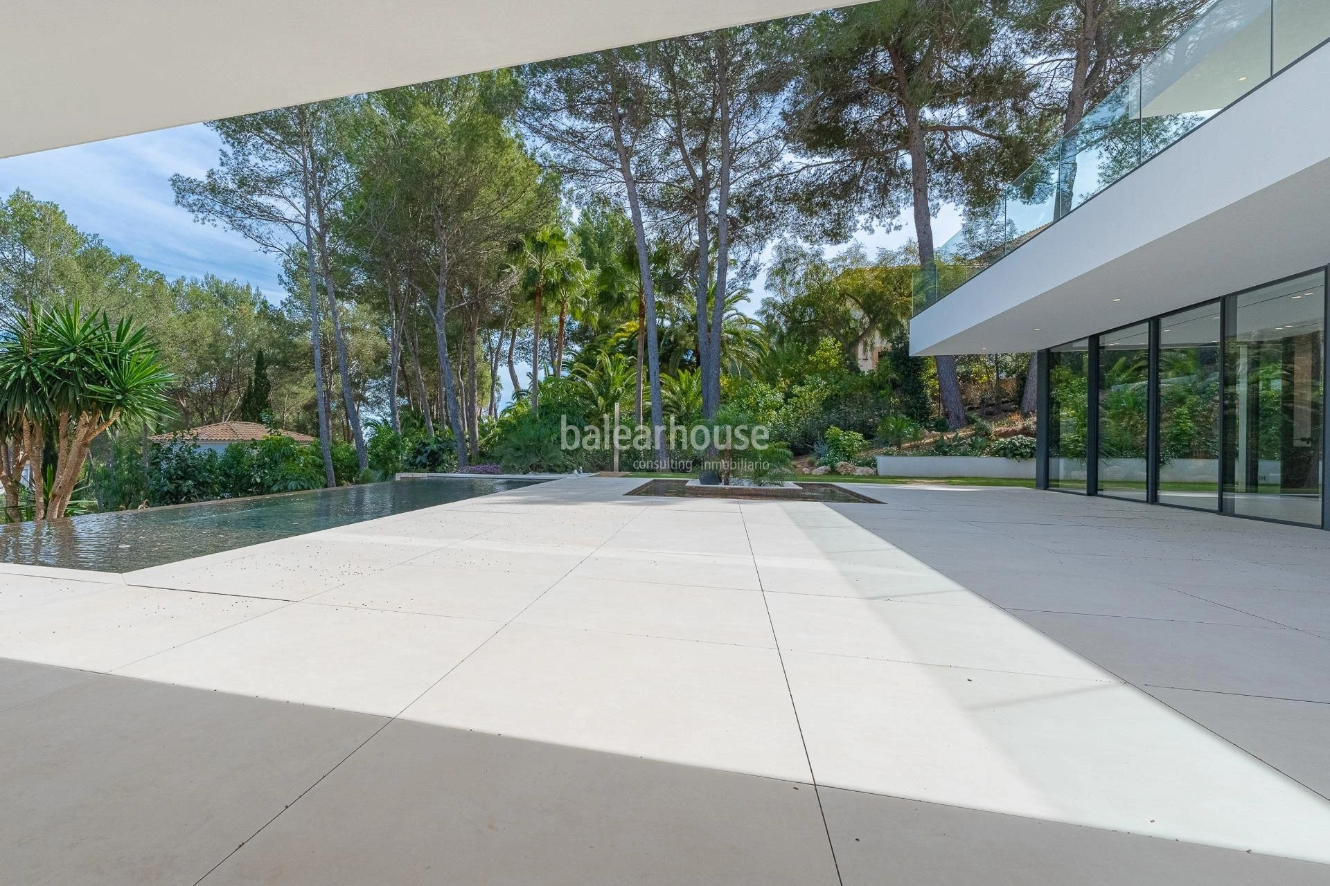 Spectacular avant-garde villa with large outdoor garden spaces and terraces in Son Vida