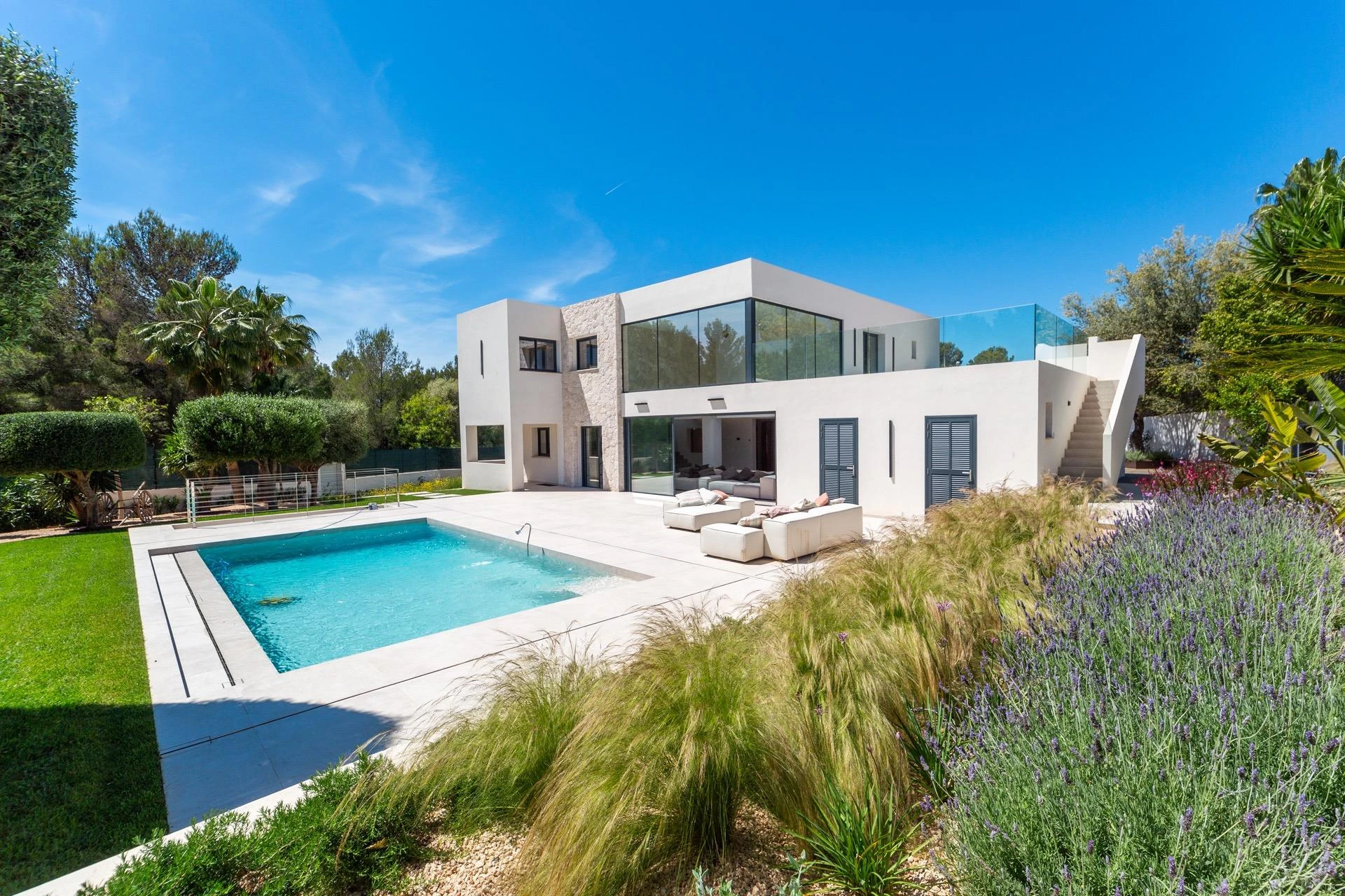 Impecable villa de diseño moderno llena de luz y grandes espacios de jardín y piscina en Santa Ponsa