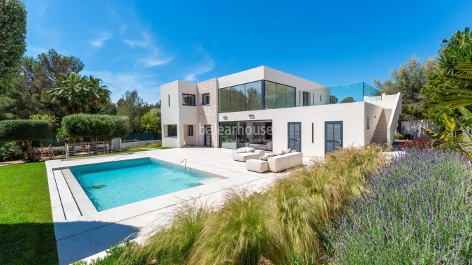 Impeccable Modern design villa full of light and large garden and pool spaces in Santa Ponsa