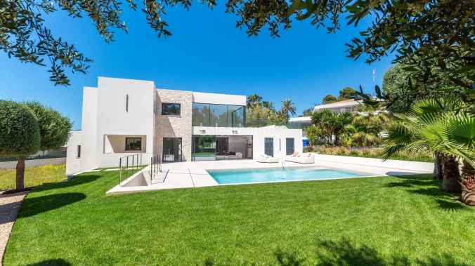 Impeccable Modern design villa full of light and large garden and pool spaces in Santa Ponsa
