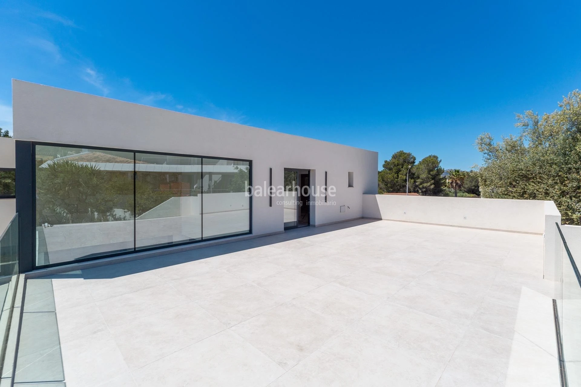 Impecable villa de diseño moderno llena de luz y grandes espacios de jardín y piscina en Santa Ponsa
