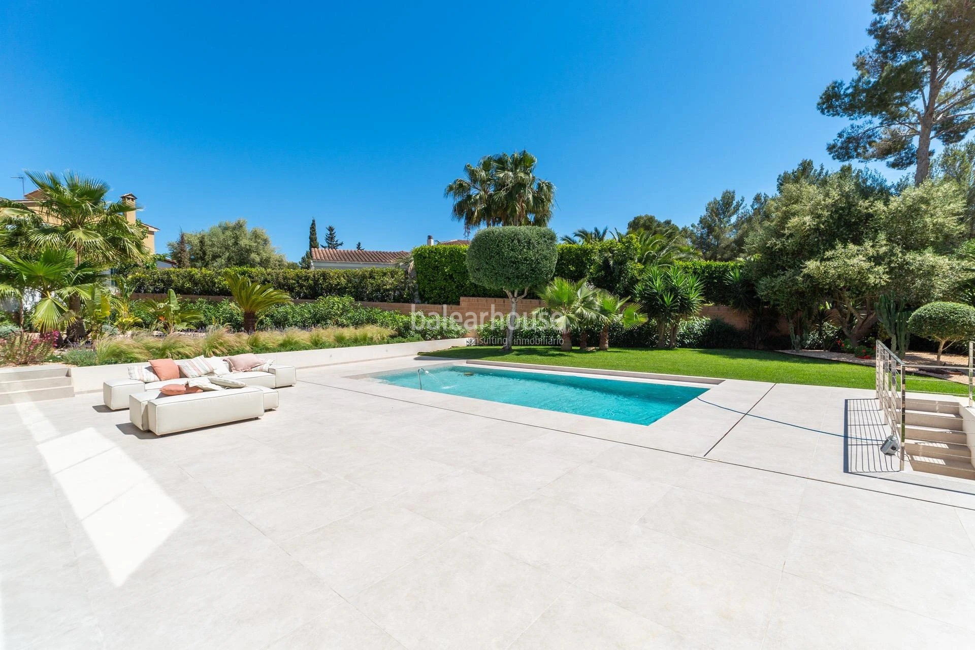 Impecable villa de diseño moderno llena de luz y grandes espacios de jardín y piscina en Santa Ponsa