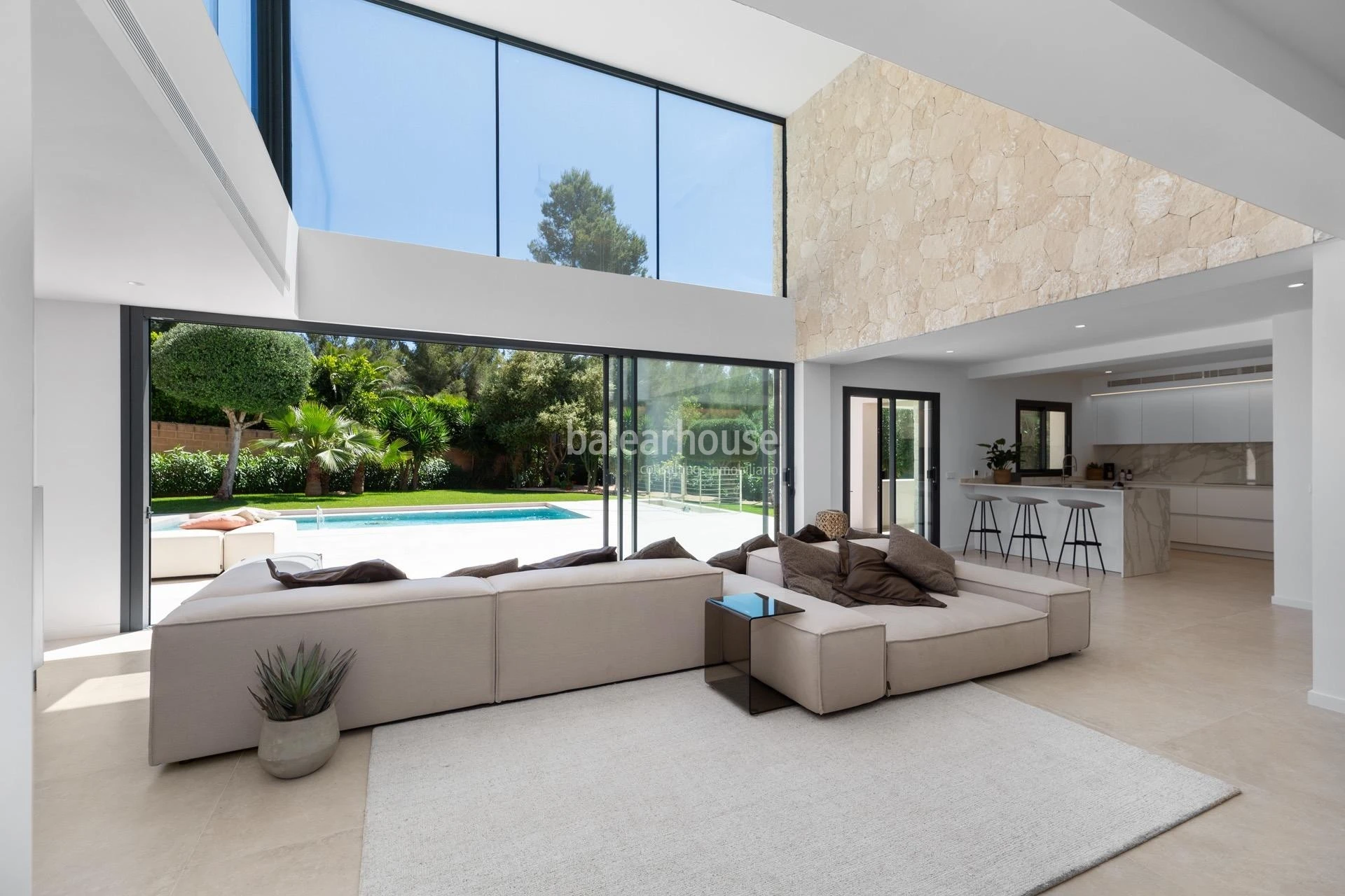 Impecable villa de diseño moderno llena de luz y grandes espacios de jardín y piscina en Santa Ponsa