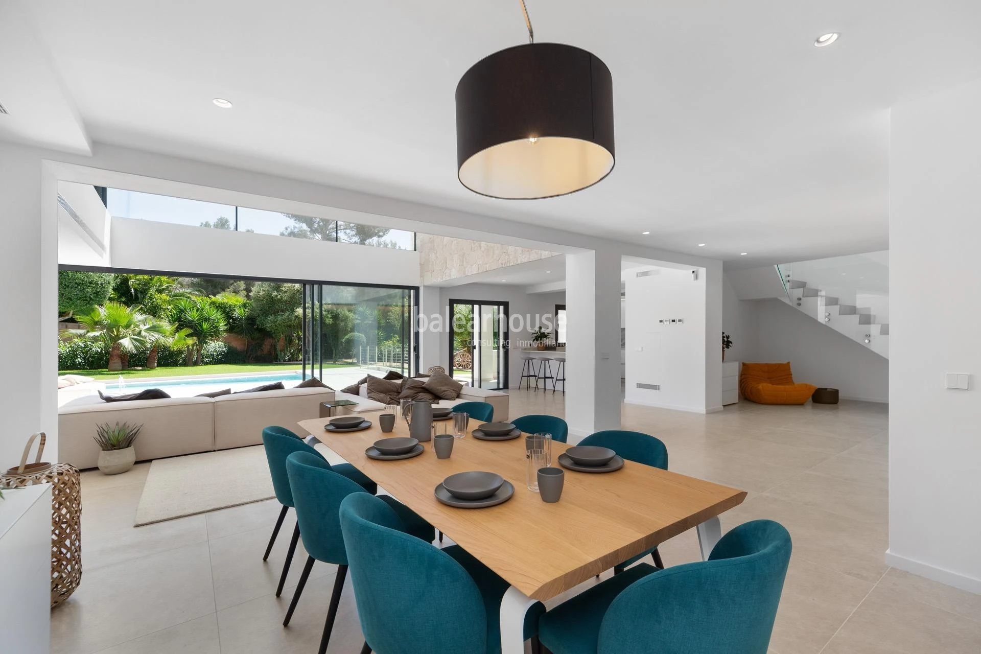 Impecable villa de diseño moderno llena de luz y grandes espacios de jardín y piscina en Santa Ponsa
