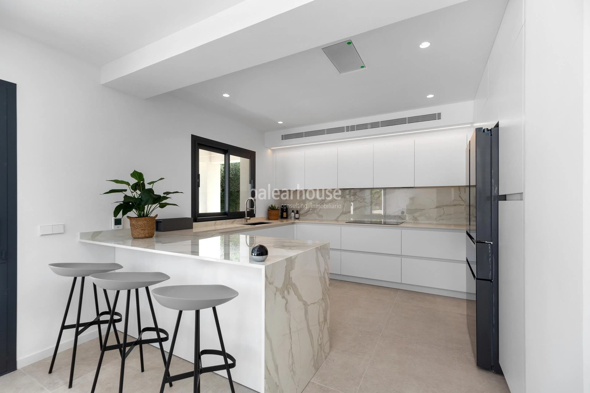 Impecable villa de diseño moderno llena de luz y grandes espacios de jardín y piscina en Santa Ponsa