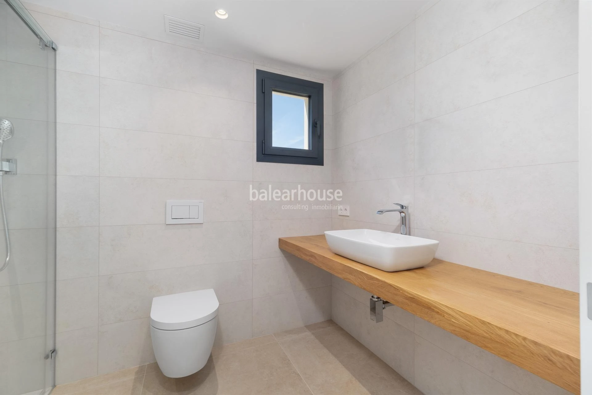 Impecable villa de diseño moderno llena de luz y grandes espacios de jardín y piscina en Santa Ponsa