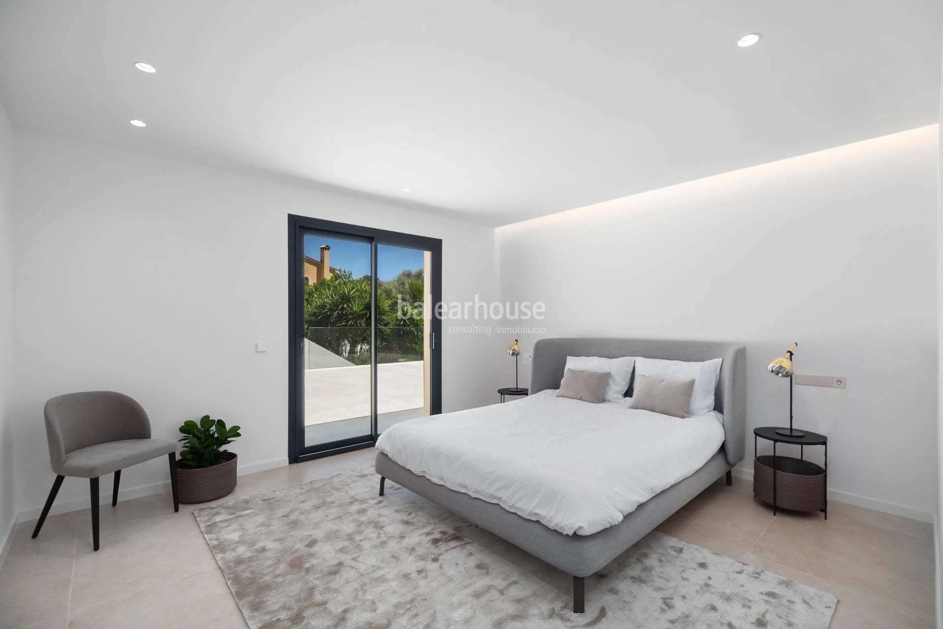 Impecable villa de diseño moderno llena de luz y grandes espacios de jardín y piscina en Santa Ponsa