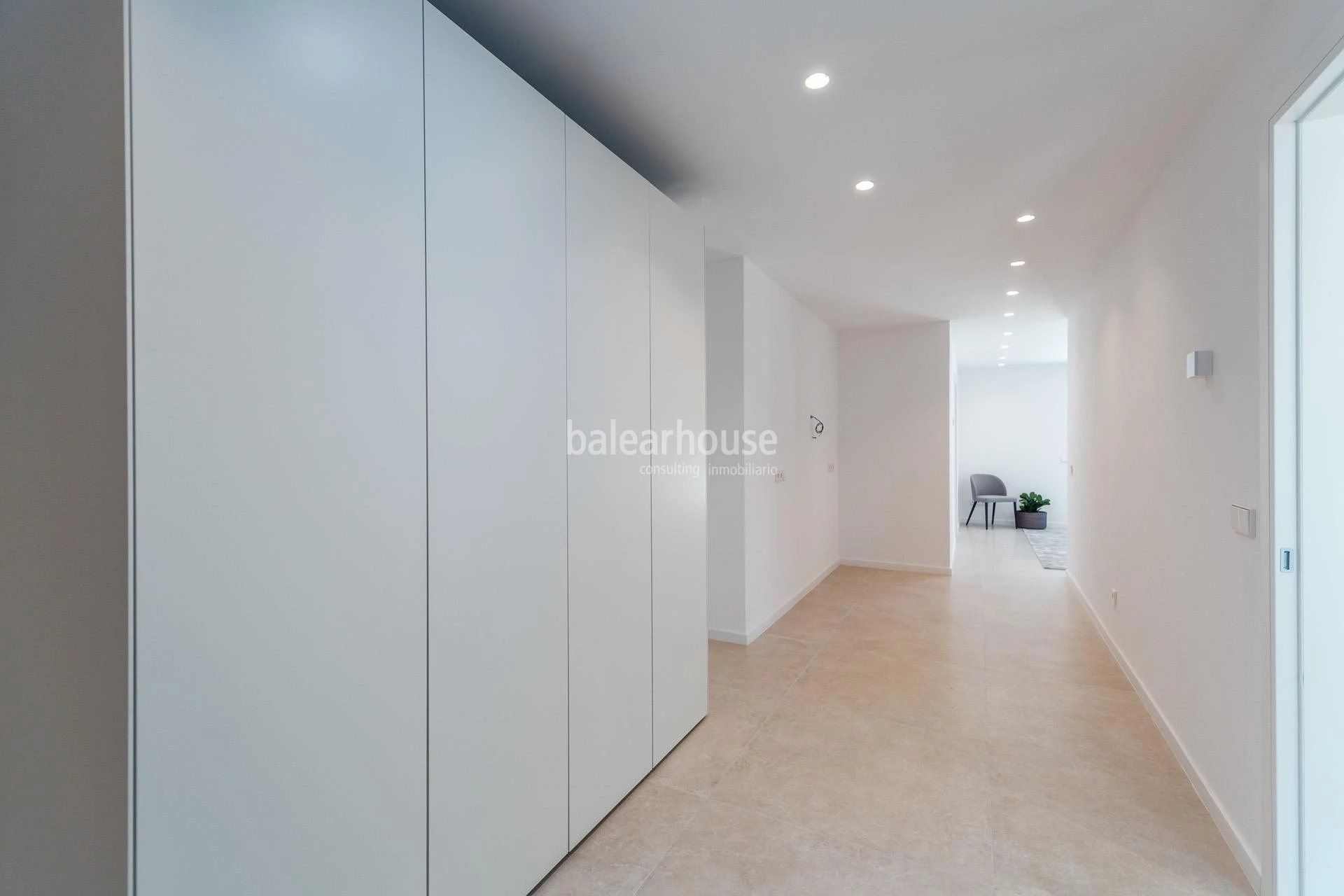 Impecable villa de diseño moderno llena de luz y grandes espacios de jardín y piscina en Santa Ponsa