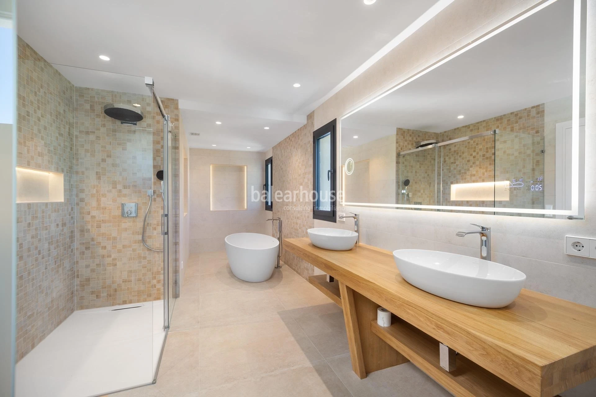 Impecable villa de diseño moderno llena de luz y grandes espacios de jardín y piscina en Santa Ponsa