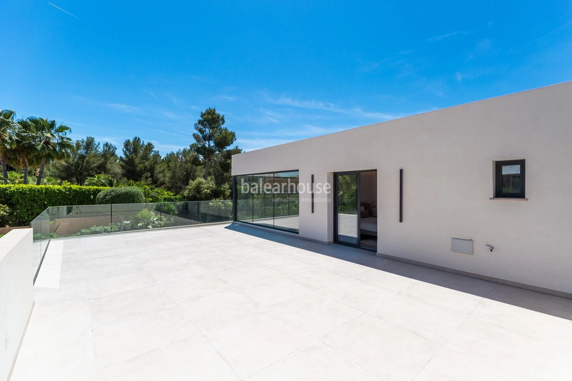 Impecable villa de diseño moderno llena de luz y grandes espacios de jardín y piscina en Santa Ponsa