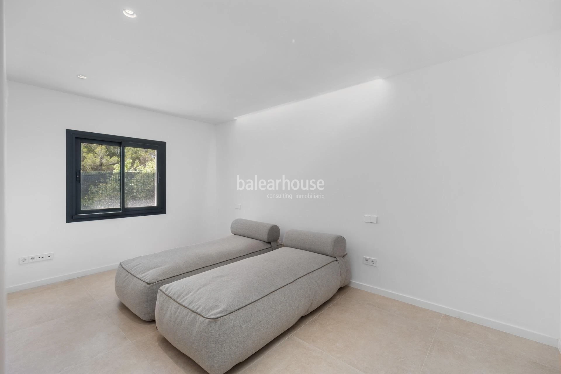 Impecable villa de diseño moderno llena de luz y grandes espacios de jardín y piscina en Santa Ponsa