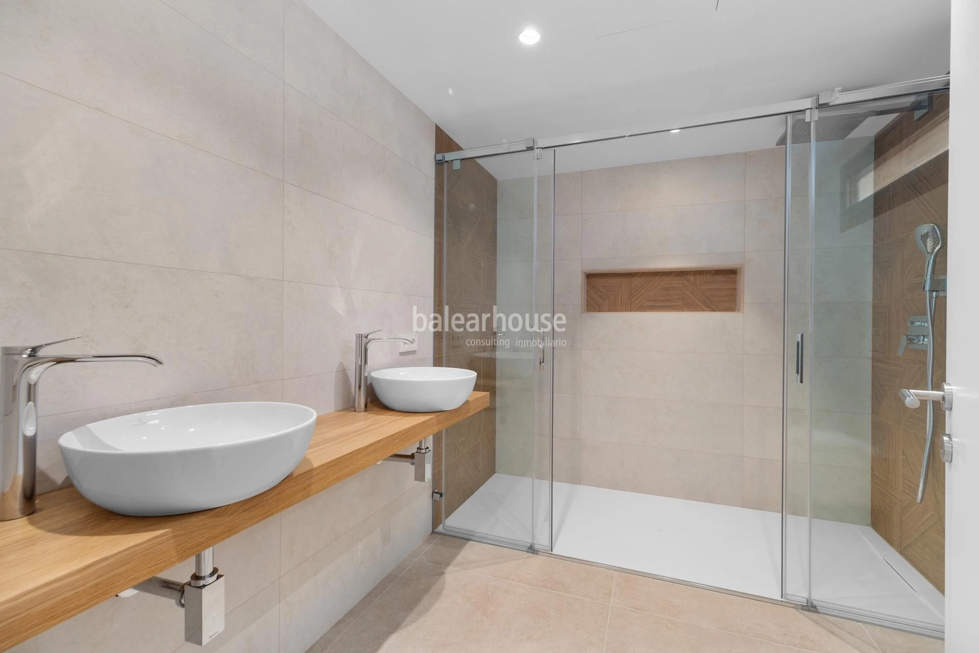 Impecable villa de diseño moderno llena de luz y grandes espacios de jardín y piscina en Santa Ponsa