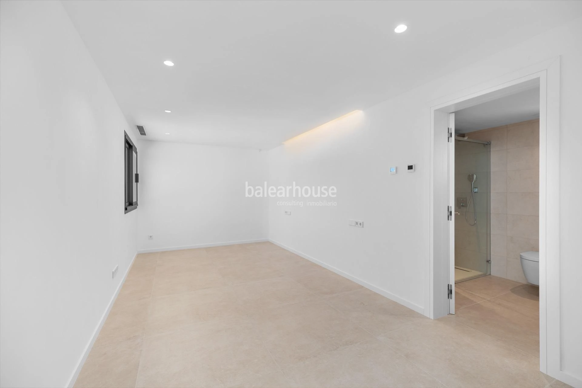Impecable villa de diseño moderno llena de luz y grandes espacios de jardín y piscina en Santa Ponsa