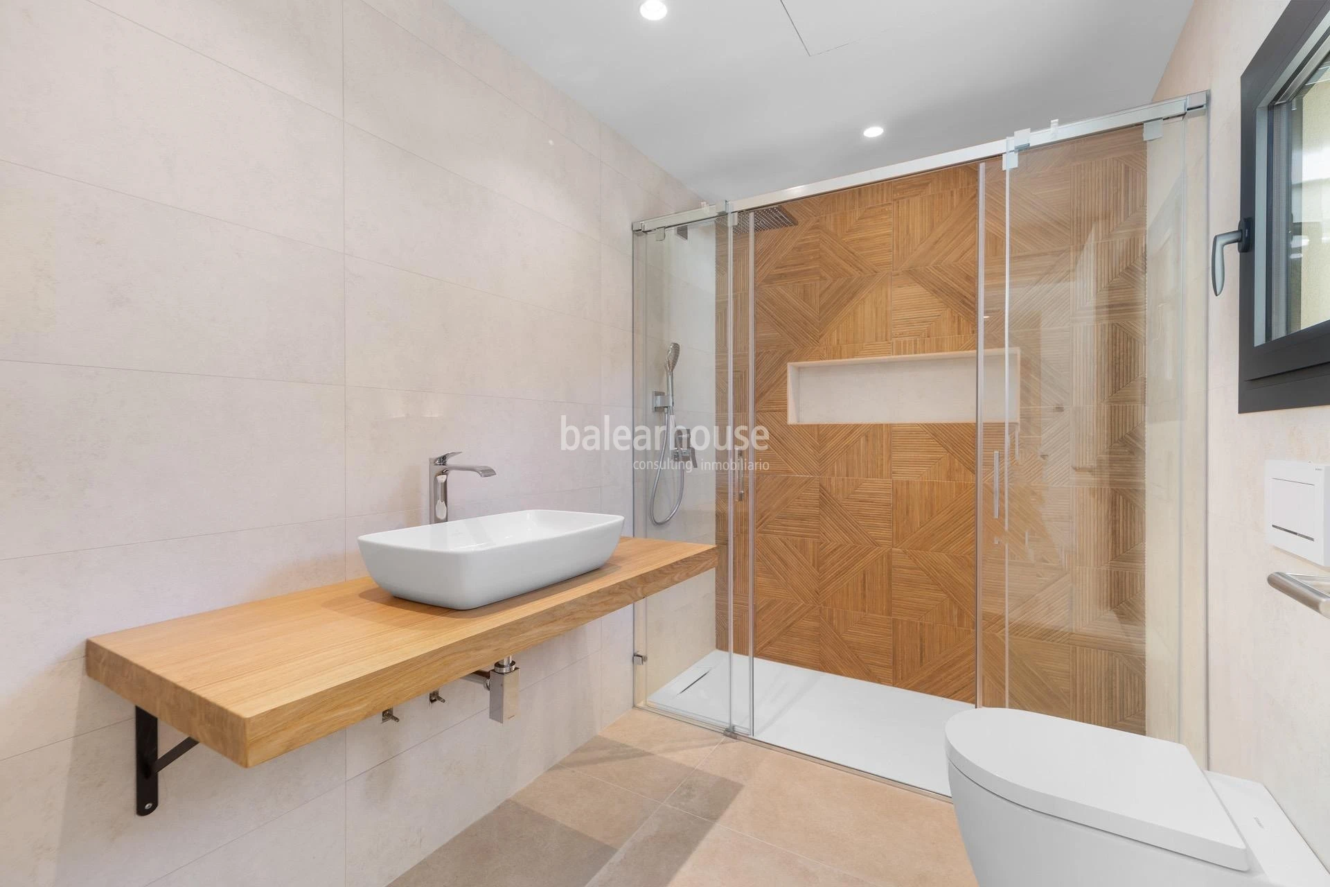 Impecable villa de diseño moderno llena de luz y grandes espacios de jardín y piscina en Santa Ponsa