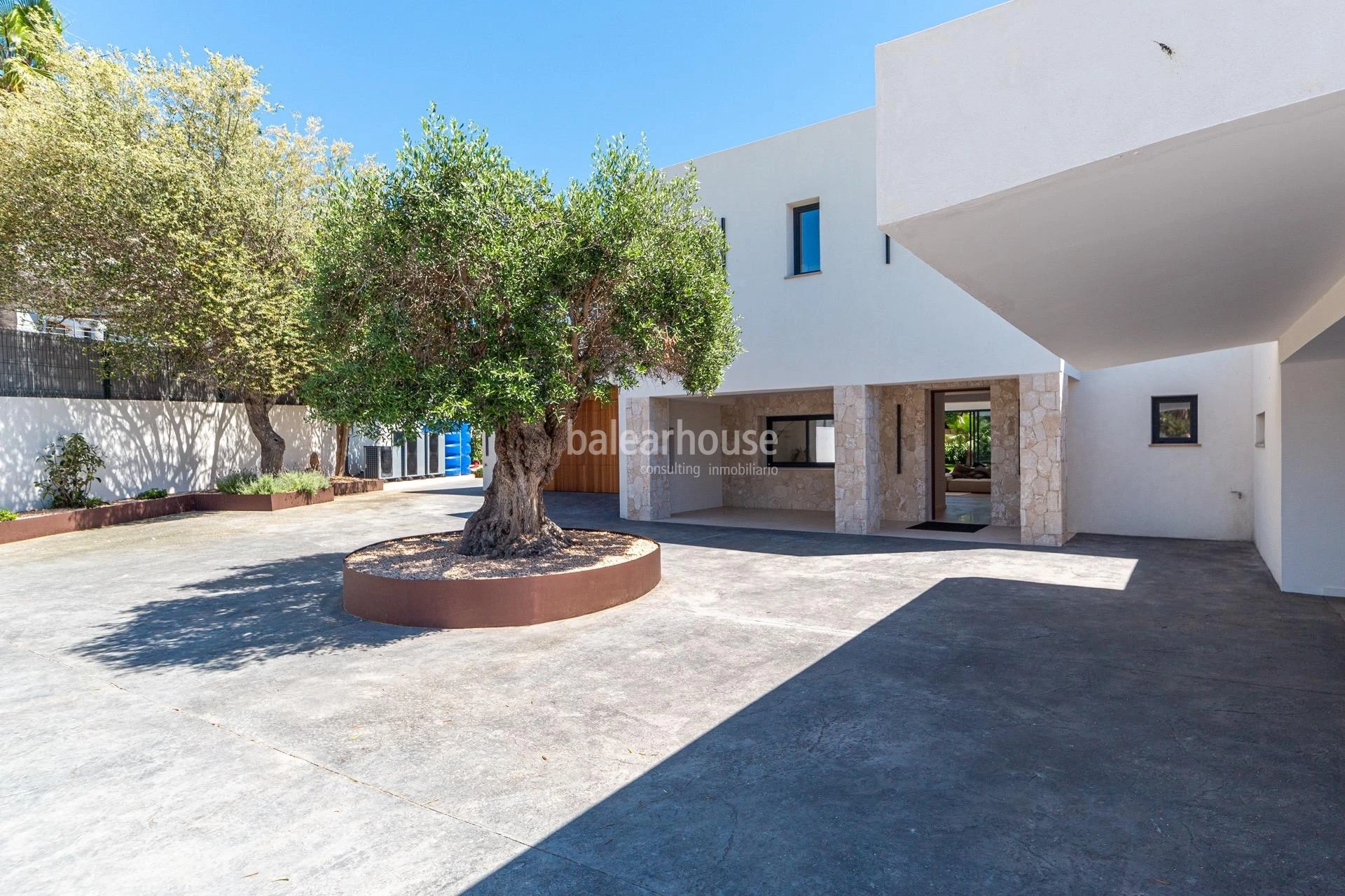 Impecable villa de diseño moderno llena de luz y grandes espacios de jardín y piscina en Santa Ponsa