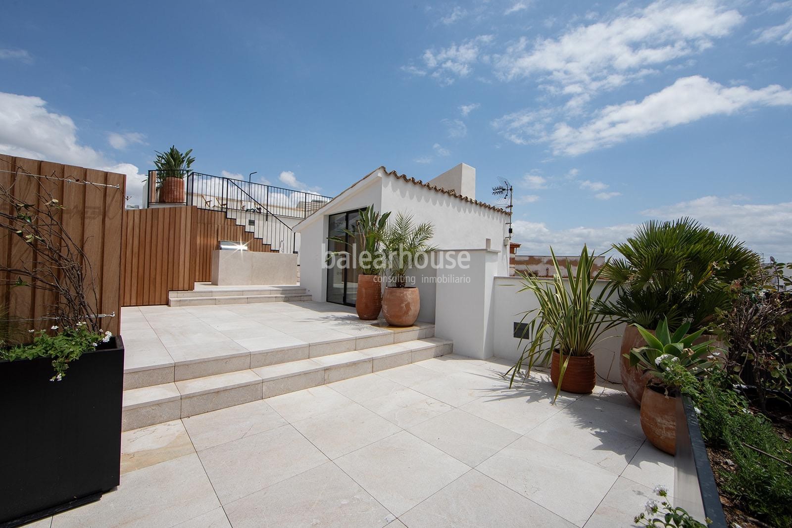 Lujo y vistas al mar en este ático nuevo con solarium y piscina en el casco histórico de Palma