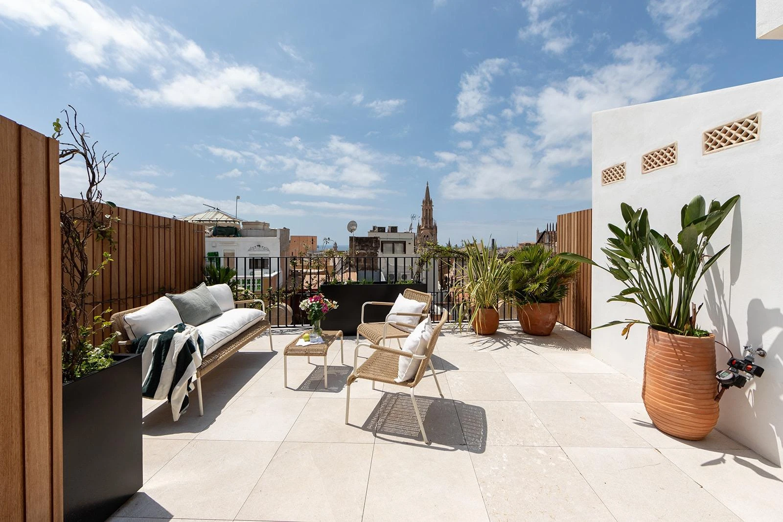 Unobstructed views over the city in this duplex penthouse with solarium in the historic city centre