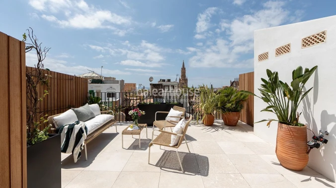 Unobstructed views over the city in this duplex penthouse with solarium in the historic city centre