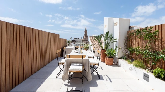 Unobstructed views over the city in this duplex penthouse with solarium in the historic city centre