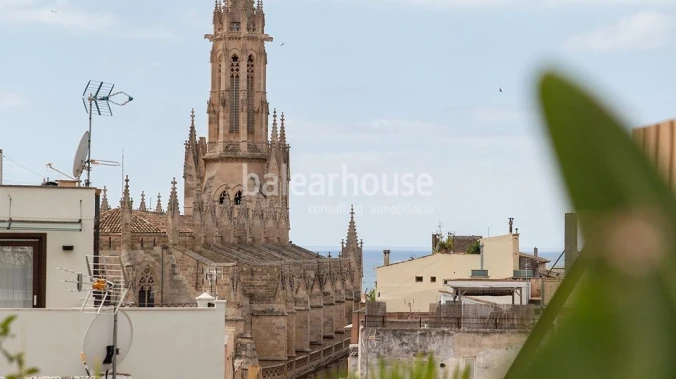 Unobstructed views over the city in this duplex penthouse with solarium in the historic city centre