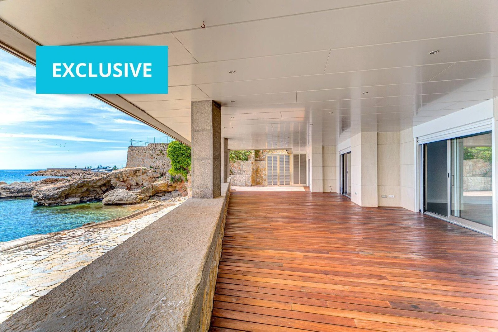 Exclusiva vivienda en primera línea de mar con gran terraza y acceso directo privado al mar