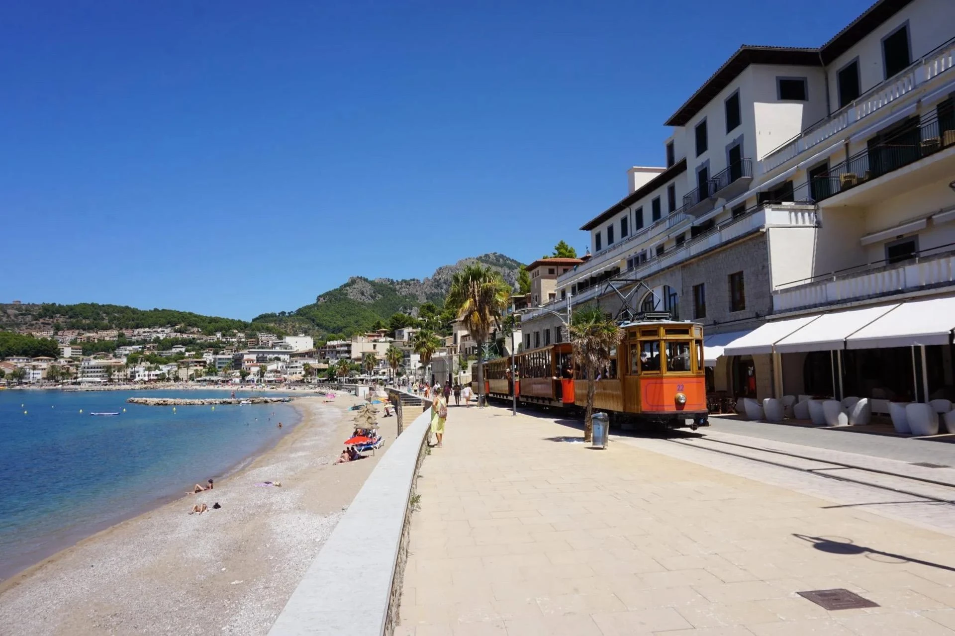 Luminoso y moderno piso de obra nueva en primera línea de mar del Puerto de Sóller