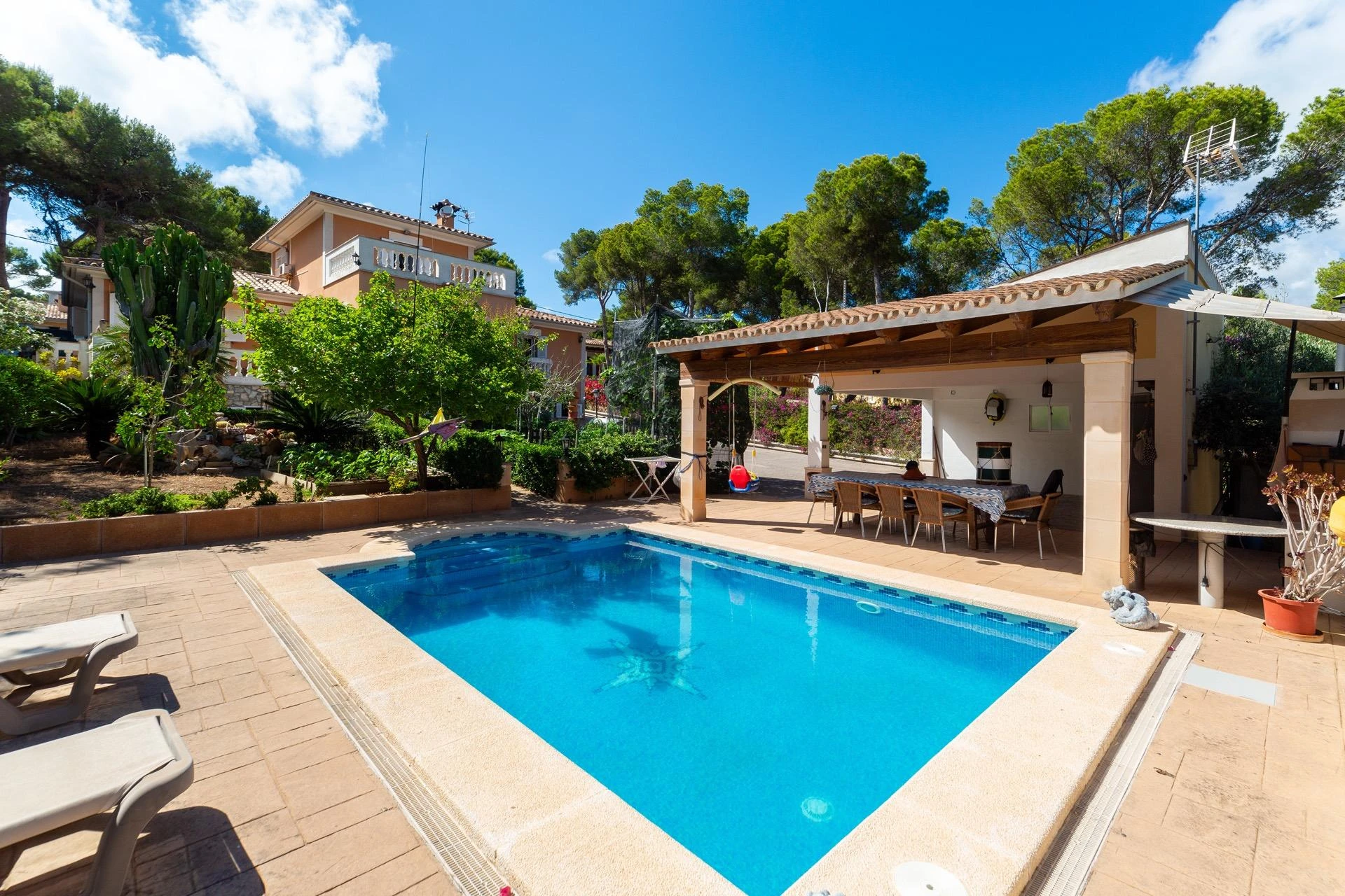 Bonito chalet con gran área de jardín, piscina y vistas despejadas a la montaña en Santa Ponsa