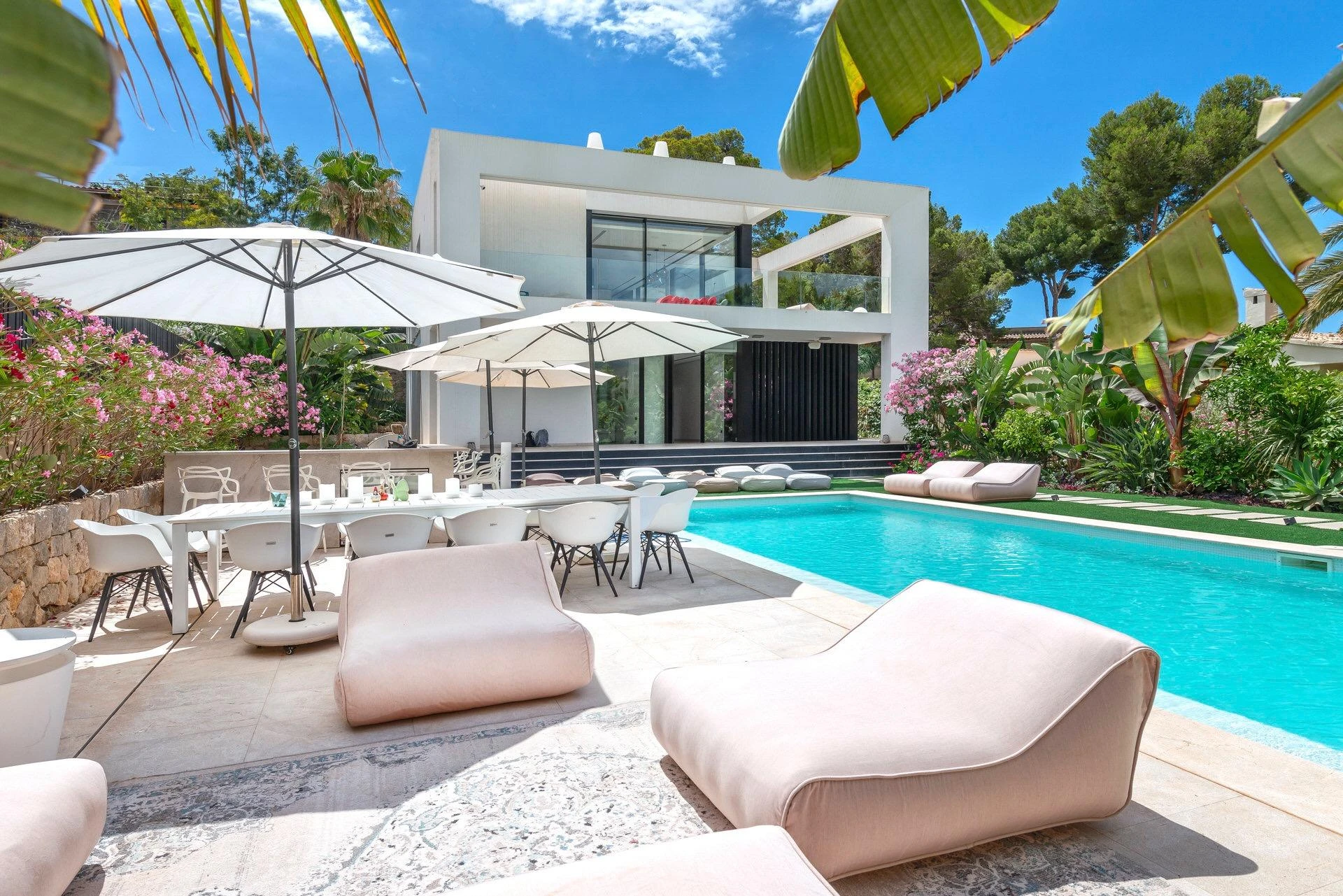 Modern Moderna villa of new construction with views that reach to the sea at the top of Bendinat