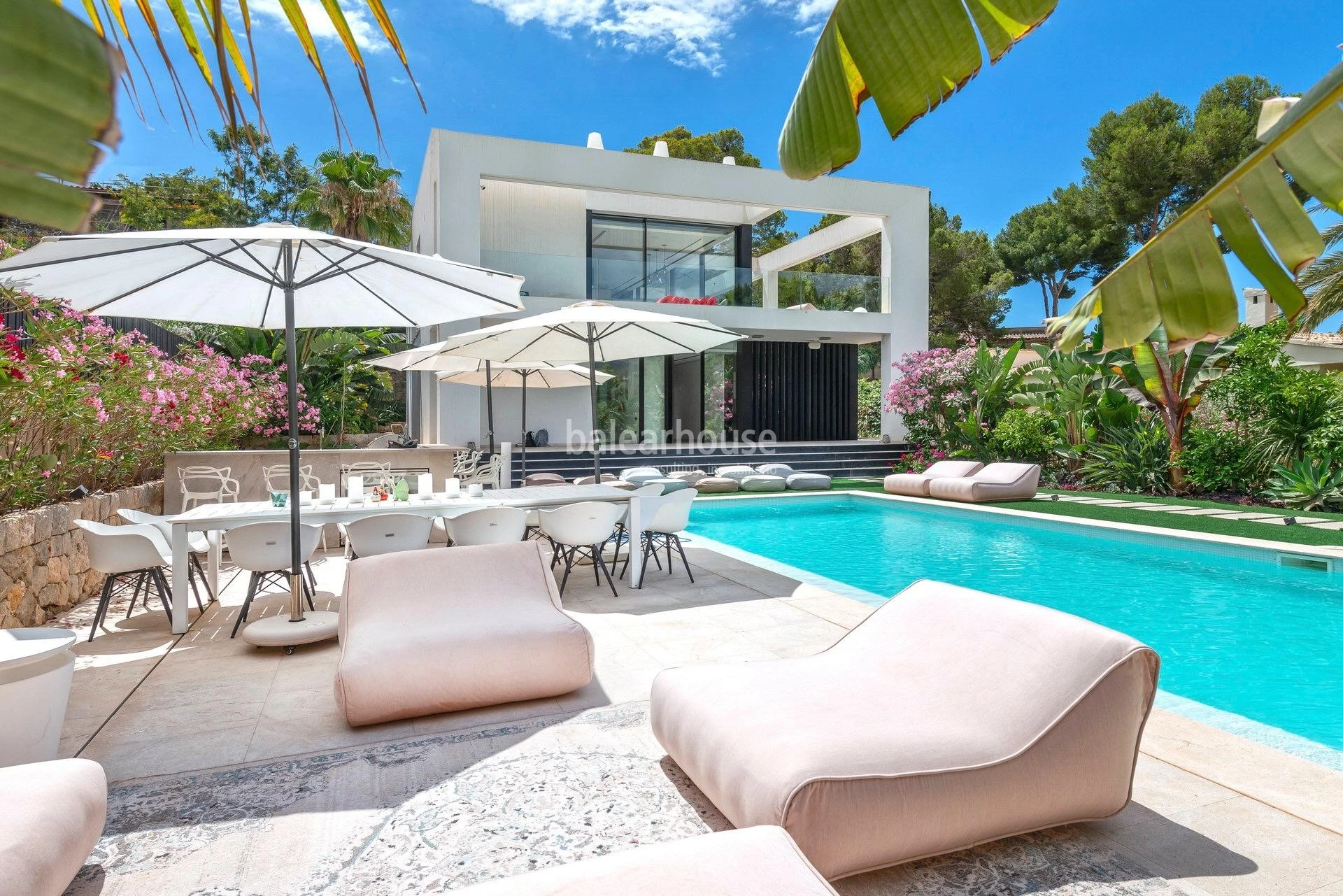 Moderna villa de nueva construcción con vistas que llegan hasta el mar en lo alto de Bendinat