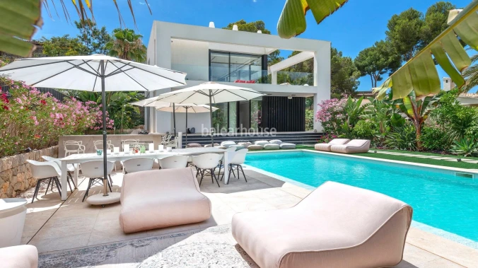 Modern Moderna villa of new construction with views that reach to the sea at the top of Bendinat