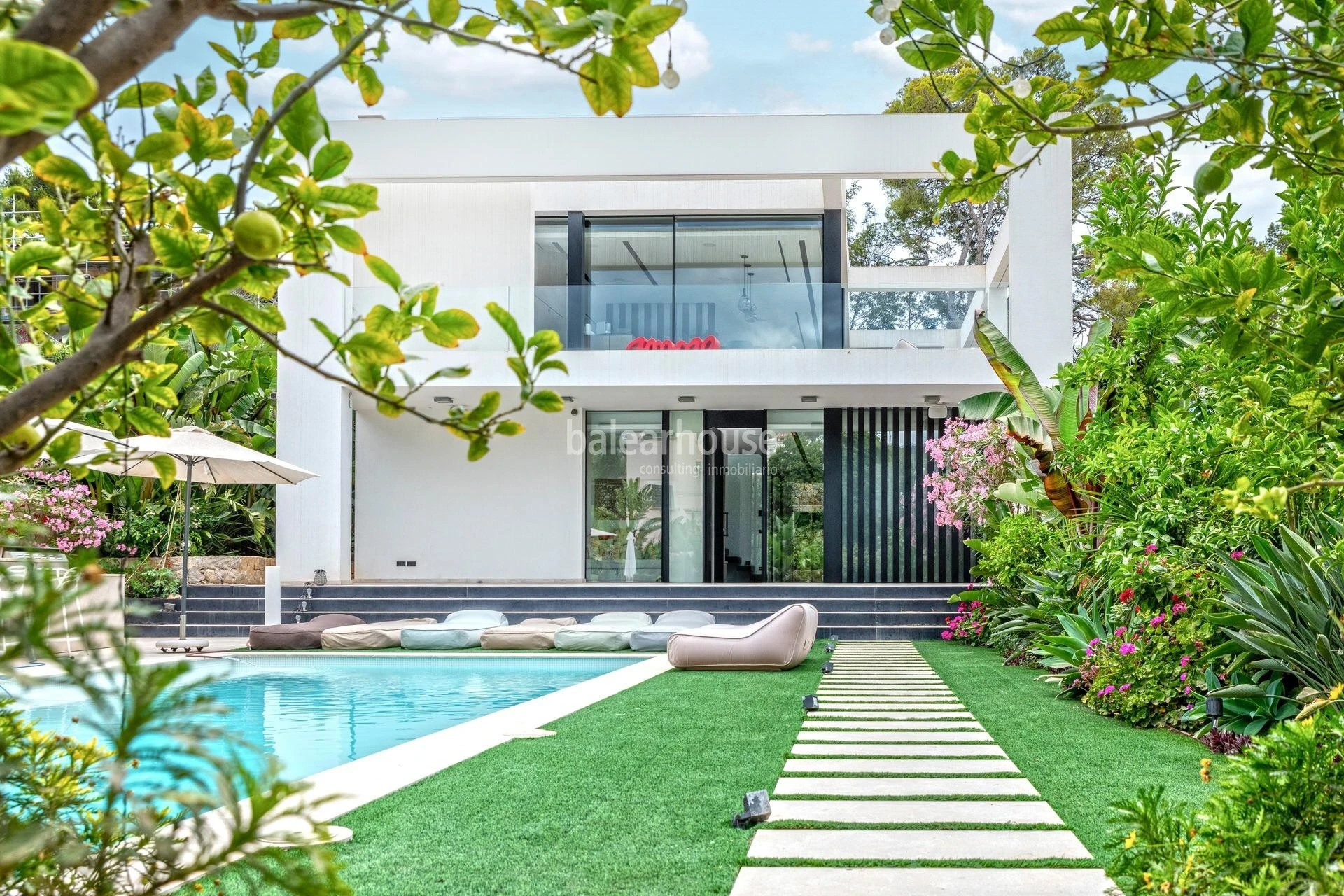 Moderna villa de nueva construcción con vistas que llegan hasta el mar en lo alto de Bendinat