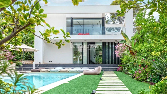 Modern Moderna villa of new construction with views that reach to the sea at the top of Bendinat