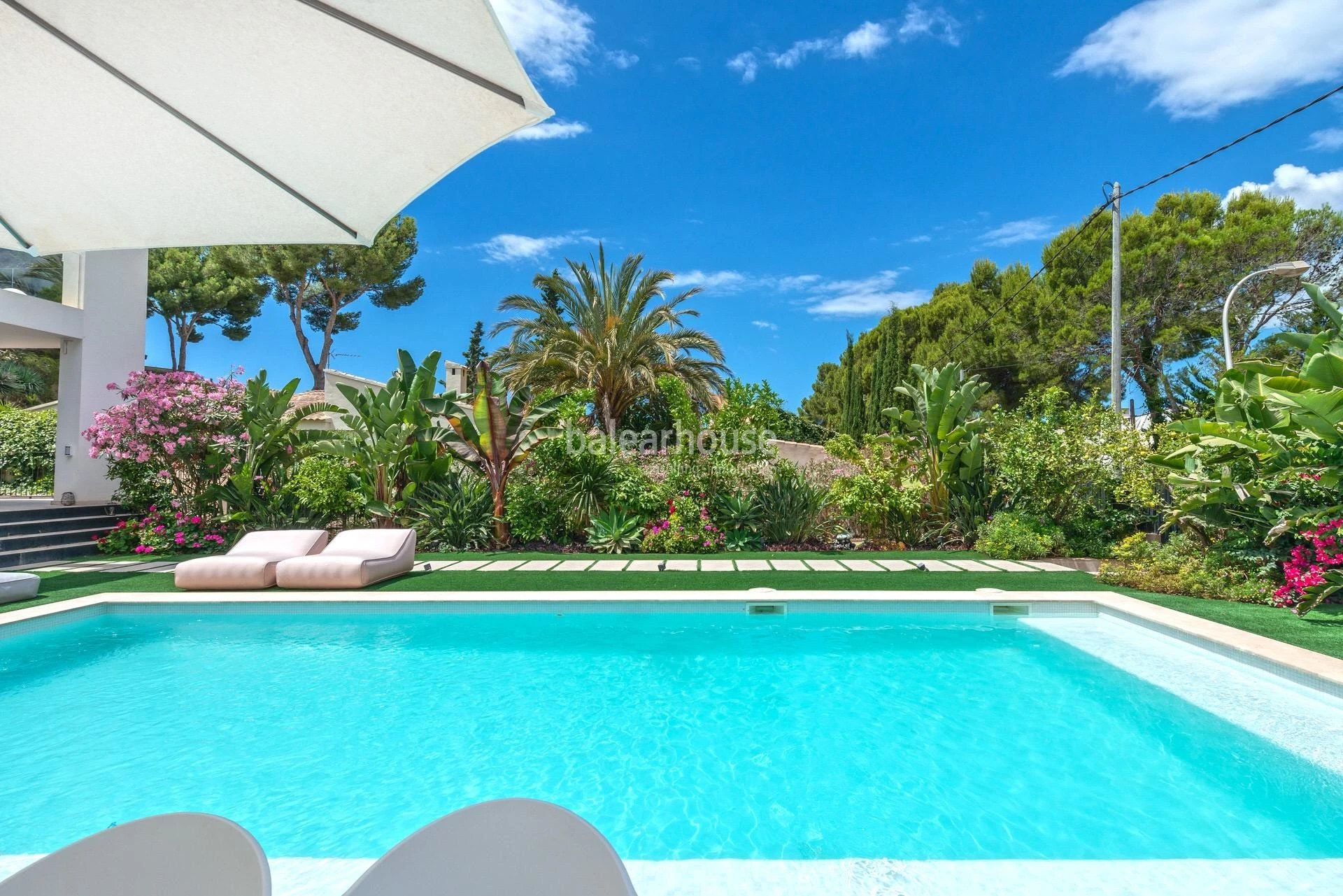 Moderna villa de nueva construcción con vistas que llegan hasta el mar en lo alto de Bendinat