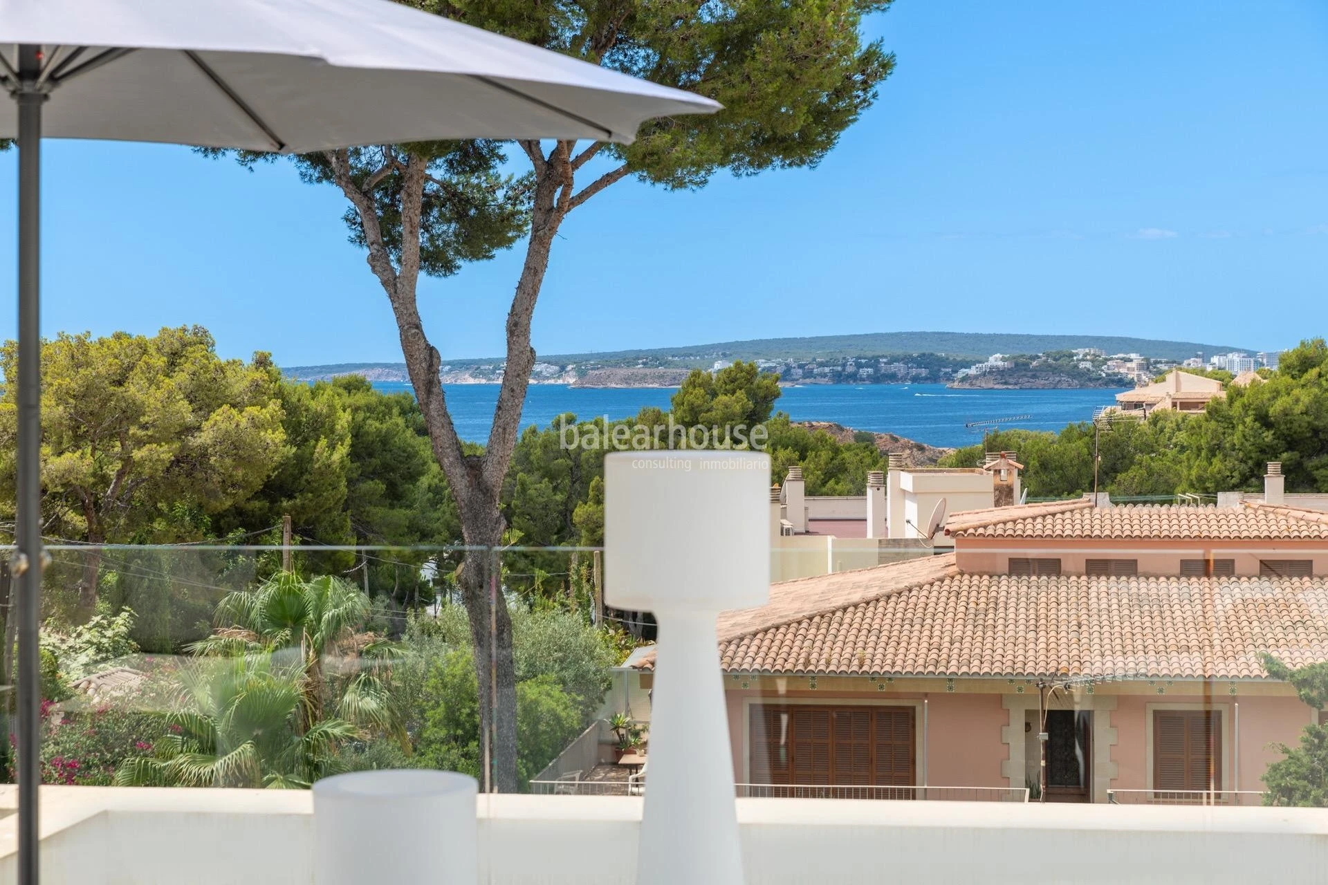 Moderne Moderna Villa des Neubaus mit Blick auf das Meer an der Spitze von Bendinat