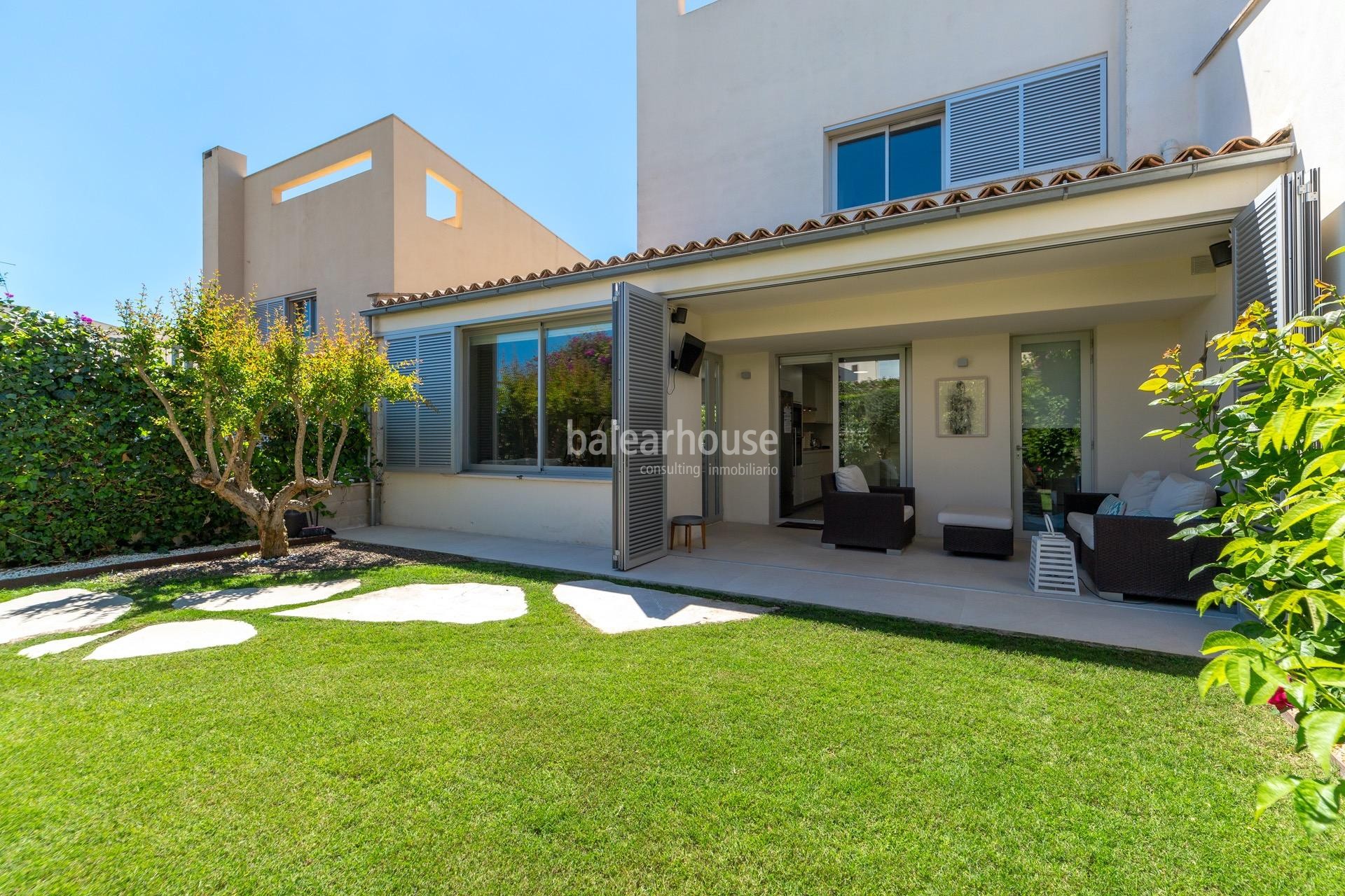 Excelente chalet moderno ubicado en la privilegiada zona de Sa Teulera, el pulmón verde de Palma