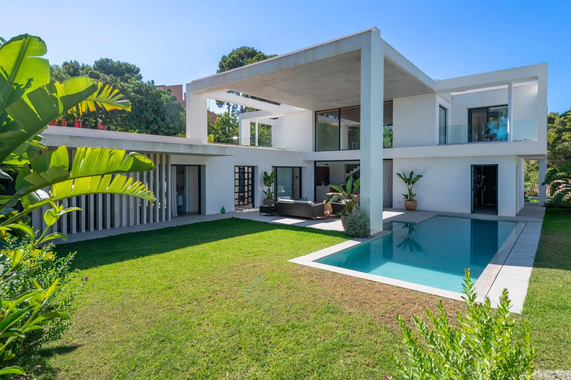 Design, light and comfort in this villa with large outdoor spaces near the beach in Santa Ponsa