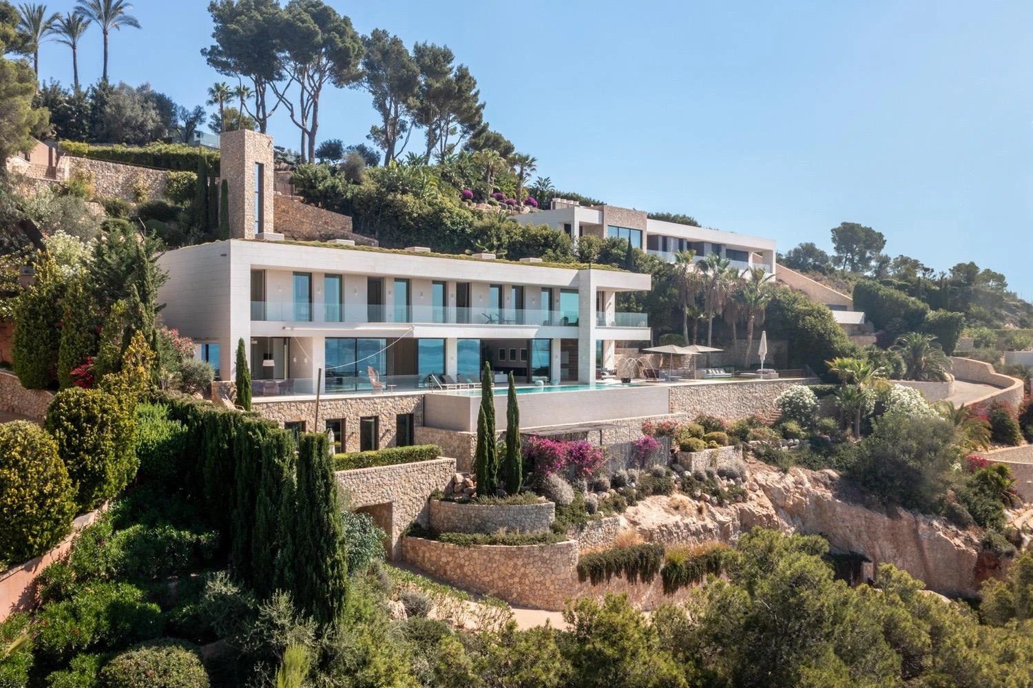 Spectacular designer villa in Son Vida that opens up to the best views of the sea and the city.