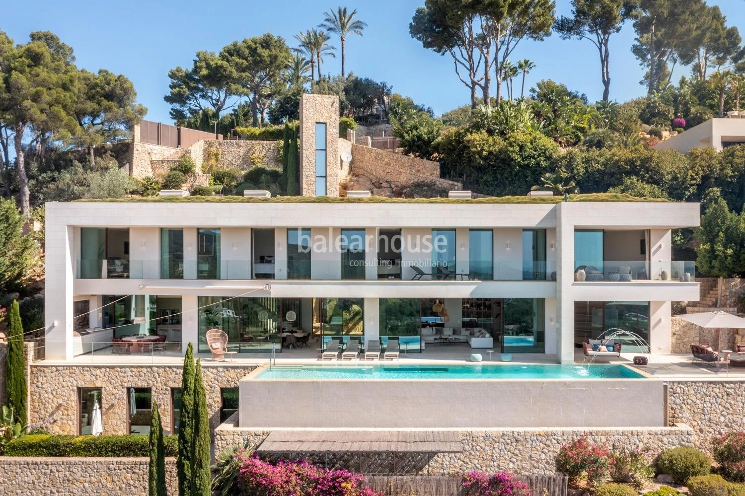 Espectacular villa de diseño en Son Vida que se abre a inigualables vistas al mar y a la ciudad