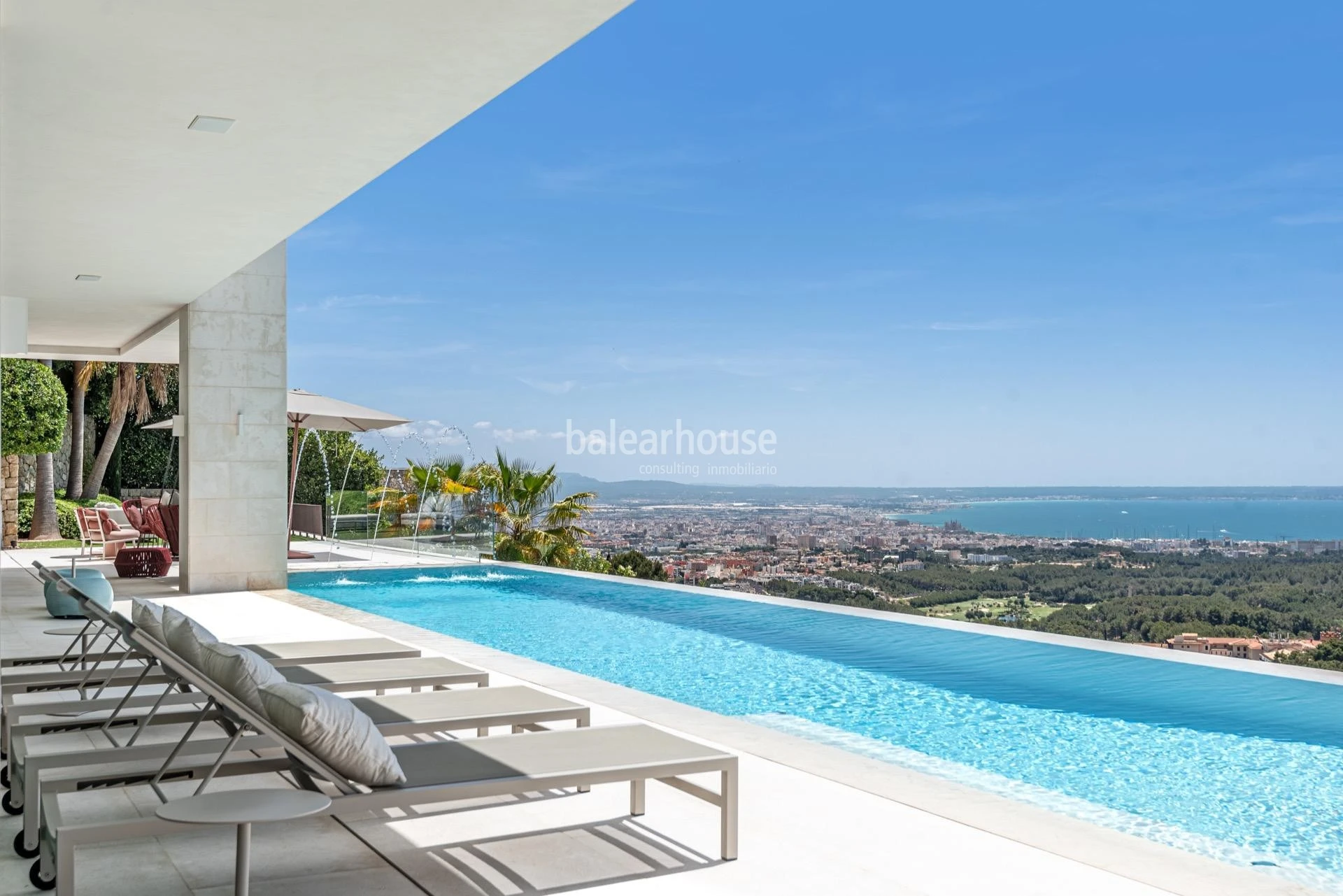 Espectacular villa de diseño en Son Vida que se abre a inigualables vistas al mar y a la ciudad