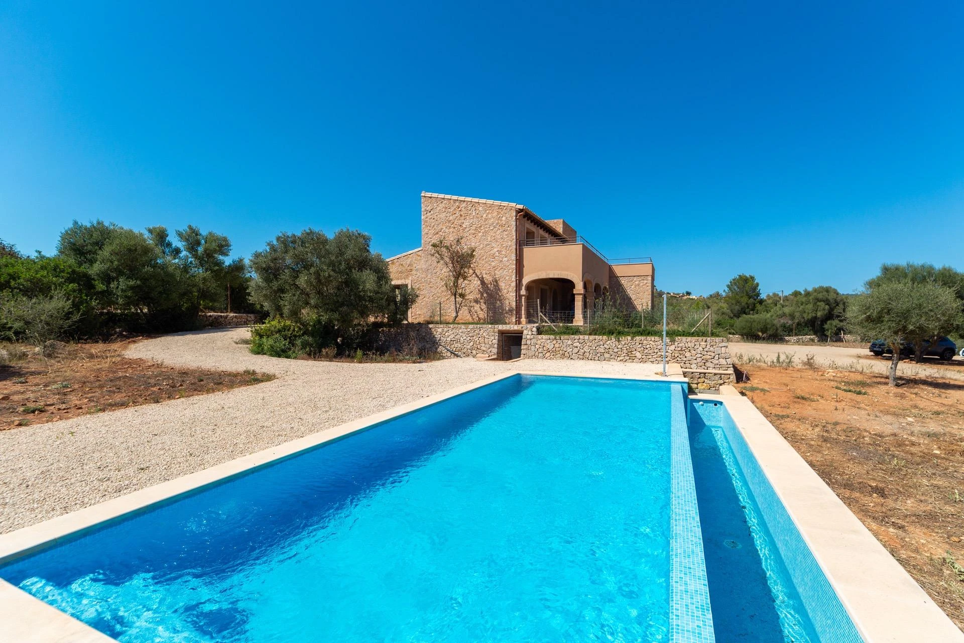 Preciosa finca de obra nueva junto al golf llena de luz, confort y cerca de playas en Son Servera.