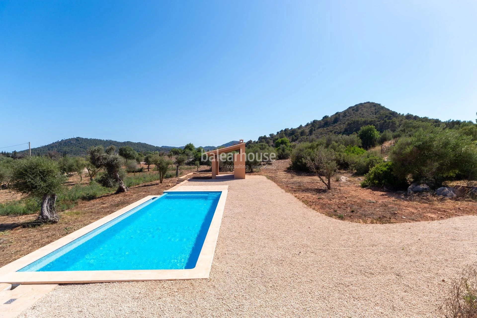 Preciosa finca de obra nueva junto al golf llena de luz, confort y cerca de playas en Son Servera.
